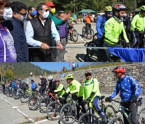 PAHALGAM (ANANTNAG), OCTOBER 18: On the concluding day of the two day Autumn festival organized by the Directorate of Tourism, Kashmir, Advisor to Lt. Governor, Baseer Ahmad Khan teed off Golf Tournament at the picturesque Lidder Valley Golf Course here today. Around 80 golfers from J&K and outside participated in the tournament. While teeing off the tournament, Advisor interacted with the golfers and sought their feedback. Mr. Baseer Khan also flagged off a Mountain Bike Rally which was attended by 30 Mountain bikers. The rally started from Lidder Valley Golf Course and passed through Biasaren and Aru Valley. Also 10 trekkers undertook journey of new trekking trails. With this the two day Autumn festival has come to close. Secretary, Tourism, Sarmad Hafeez, Director, Tourism, Kashmir, Nisar Ahmad Wani, CEO, PDA, Mushtaq Ahmad Simnani and other senior officers were present on the occasion. Later, the Secretary, Tourism distributed prizes among the winning players. Yesterday, on the first day of festival, an exhibition of village crafts, cottage craft and handicrafts, cuisine, fruits and other components of village economy was held at Pahalgam Club. The festival was organised by the Department in collaboration with J&K Golf Association, Pahalgam Hoteliers & Restaurants Association, JKTDC, PDA and District administration. The Autumn festival is part of the promotional campaign launched by the Department recently after the COVID-19 restrictions were withdrawn and SOPs were relaxed. Recently a team of officers of the Department visited Kolkata as part of promotional activities to revive the tourism sector, which has been hit by the COVID-19 pandemic. Webinars were also organised by the Department with Tour Operators of Gujarat and Maharashtra.