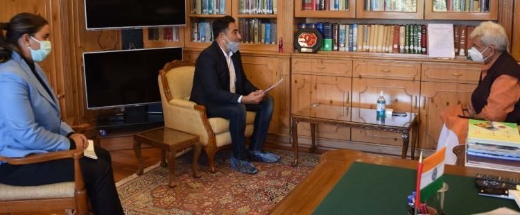 Dronacharya Awardee, Kuldeep Handoo and prominent Kayaking & Canoeing Coach, Bilquis Mir call on Lt Governor