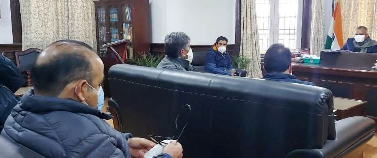 Div Com reviews status of land acquisition within Dal, Nigeen Lake peripheries