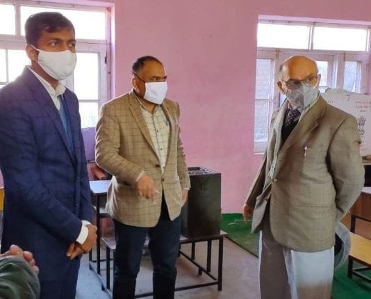 SEC Sharma visits Kupwara, inspects polling process at Potushai, Wavoora polling stations