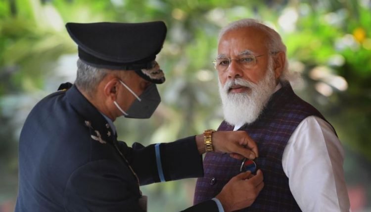 PM expresses gratitude to Armed Forces on Flag Day