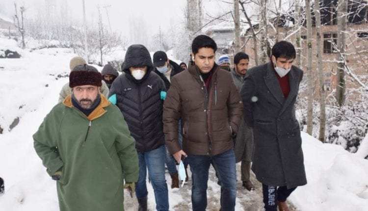 DC visits far flung areas of B’pora, reviews post Snowfall situation