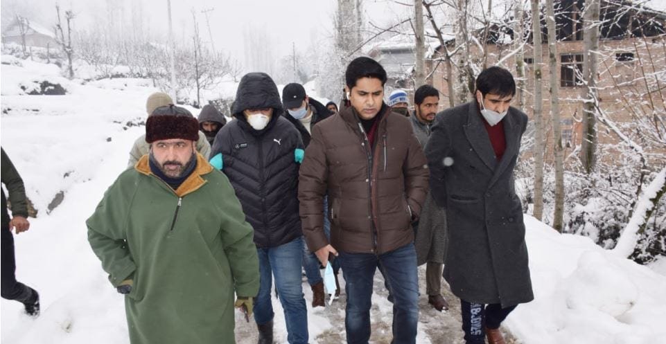 DC visits far flung areas of B’pora, reviews post Snowfall situation