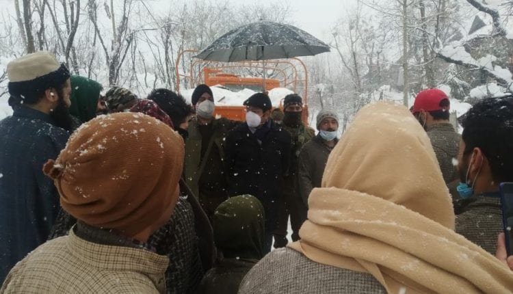 DC Pulwama observes second night halt at Abhama, oversees road clearance to Sangerwani