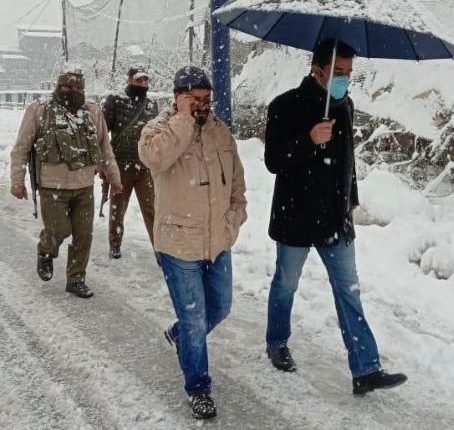 Uninterrupted efforts to minimise disruptions after fresh snowfall in Srinagar