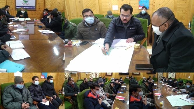 Div Com visits Shopian takes appraisal of post snow situation