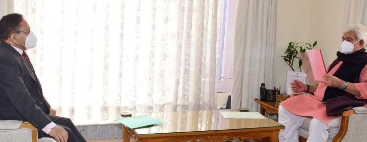 Maj Gen (Retd.) SK Sharma calls on Lt Governor