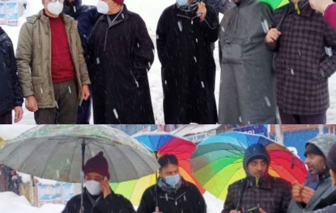 Heavy Snowfall : Snow clearance operations going on in full swing at Kulgam