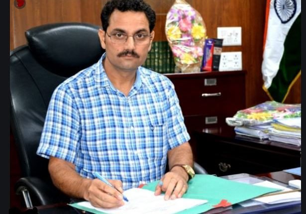 Deputy Commissioner, Kathua Om Prakash listens to problems of WPRs