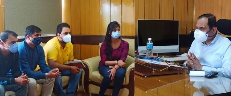 Advisor Bhatnagar meets several delegations, individuals during public outreach programme