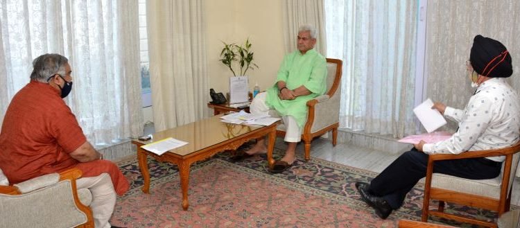 Ex-Servicemen Brig. (Retd.) Anil Gupta & former Director Rajya Sainik Board, Brig. (Retd.) Harcharan Singh call on Lt Governor
