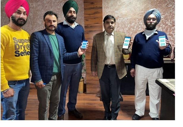 Poonch DC launches mobile App for filing public grievances
