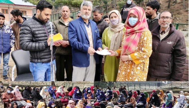 Department of Handicrafts Handloom organizes awareness/ registration camp at Authwatto, B'pora