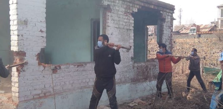 LAWDA conducts demolition drive in Srinagar areas