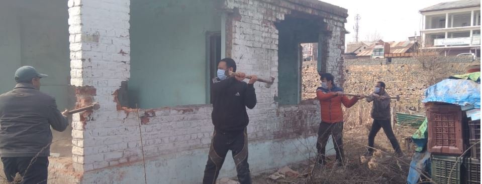 LAWDA conducts demolition drive in Srinagar areas