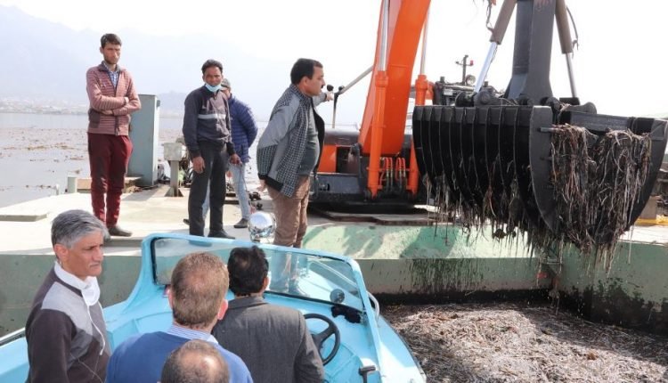 Vice-Chairman LWDA conducts extensive visit of the Dal, Nigeen Lake