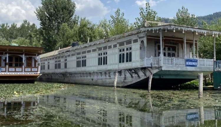 Govt. rolls out Houseboats Policy ;Houseboats moored in Dal & Nigeen lakes to be e-registered within 30 days