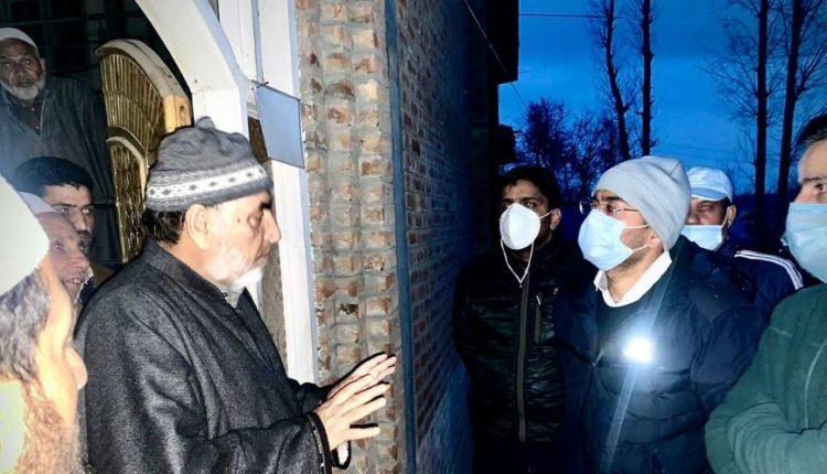 DC Shopian, Sachin Kumar Vaishya visits Ziarat-i-Sharief Pinjoora