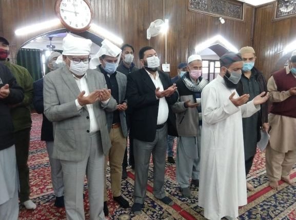 Advisor Farooq Khan Advisor Farooq Khan for Holy Ramzan ;Pays obeisance at Dargah Hazratbal Shrine;
