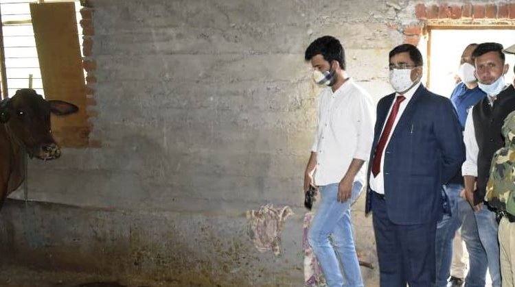 DC Rajouri inspects dairy farm at Bathian
