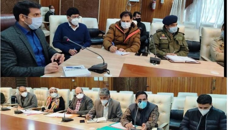 DC Srinagar reviews availability of Medical Oxygen in city hospitals