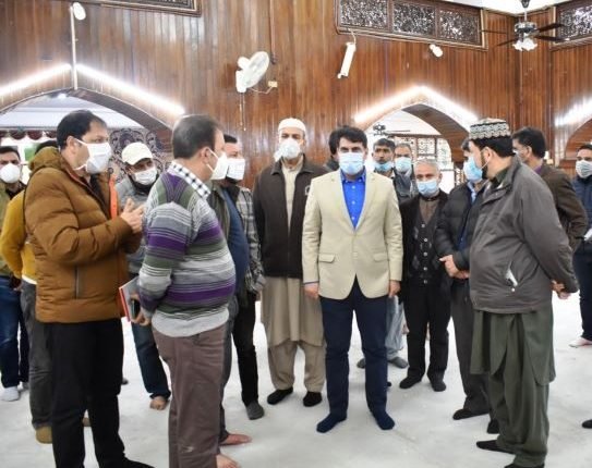 DC Srinagar visits Dargah, Hazratbal; Reviews arrangements for upcoming holy month of Ramzan