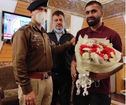 Director AAI Srinagar, SSP Budgam receive Cyclist Adil at Airport