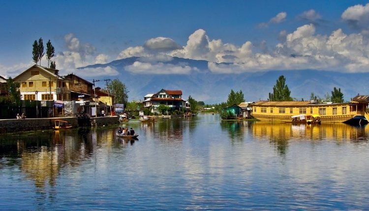 DC Srinagar holds meeting to formulate Action plan for development of 5 Model tourist hamlets in Dal Lake