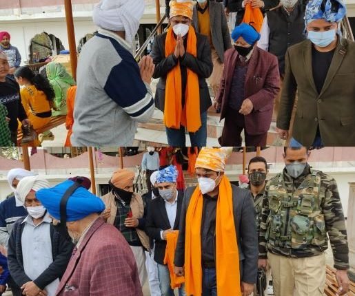 DC Pulwama pays obeisance at Chatti Padshshi Gurudwara Shadimarg