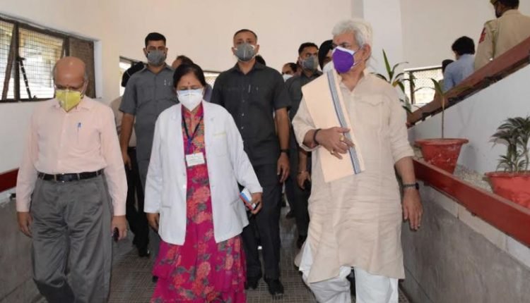 Lt Governor visits GMC Jammu; “Senior doctors should also take the front line in informing people to adopt safe practices and Covid protocol”, says the LG