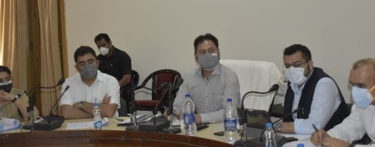 Hirdesh Kumar reviews COVID-19 pandemic management, containment in Rajouri, Poonch