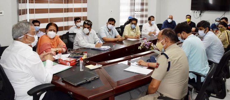 Advisor Khan visits Udhampur; Reviews COVID control measures
