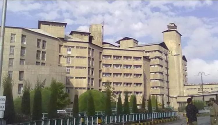 Div Com visits SKIMS Bemina, SMHS to take stock of Covid patient care