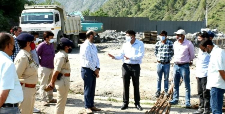 Div Com visits Ramban; inspects progress of work on Yatri Niwas at Chanderkote