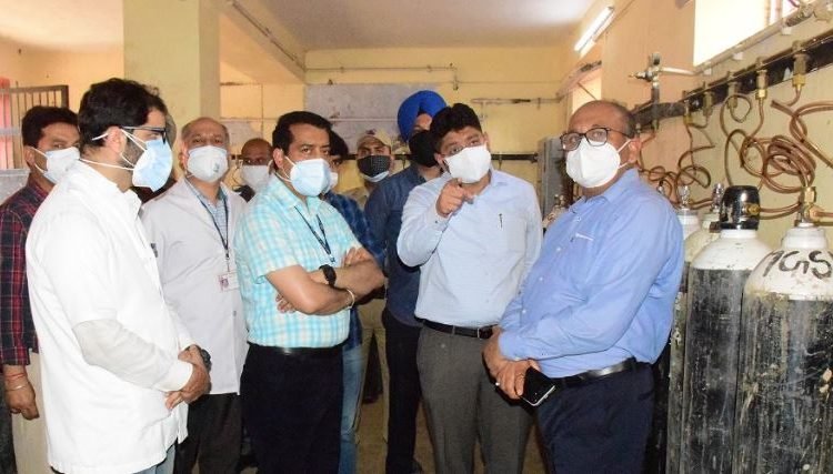Div Com inspects progress of work on 3000 LPM oxygen generation plant at SMGS hospital
