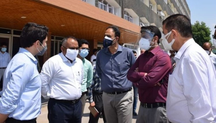 Div Com visits Civil Secretariat Srinagar;Takes stock of preparations for Darbar Move opening