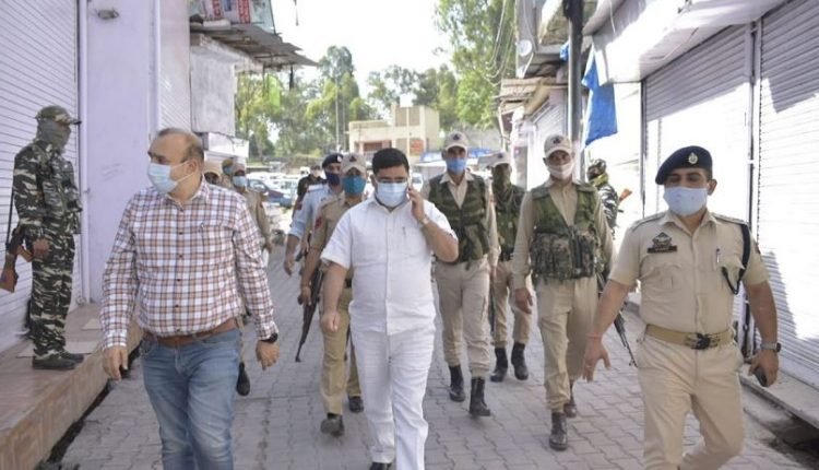 DC reviews enforcement of Corona Curfew in Rajouri Township