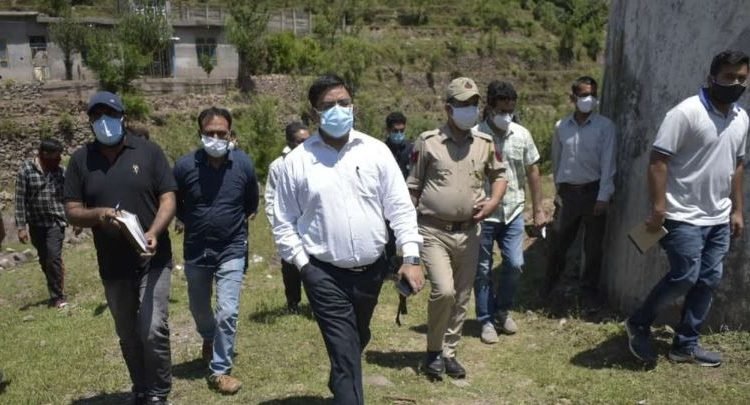 DC Rajouri takes stock of COVID mitigation measures in Manjakote block