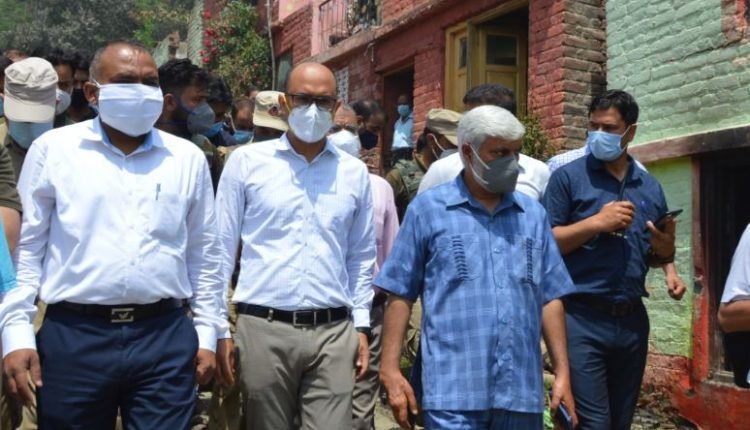 Div Com Kashmir visits fire victims of B'la 