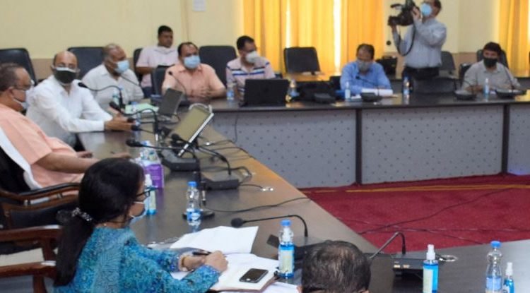 Navin Choudhary visits Ramban, reviews projects, fixes timelines