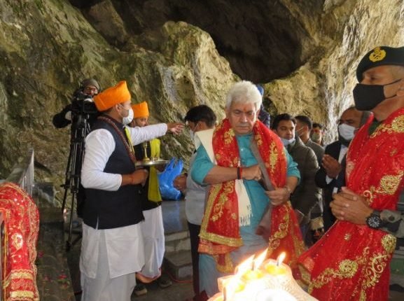 Lt Governor pays obeisance at Shri Amarnathji Shrine