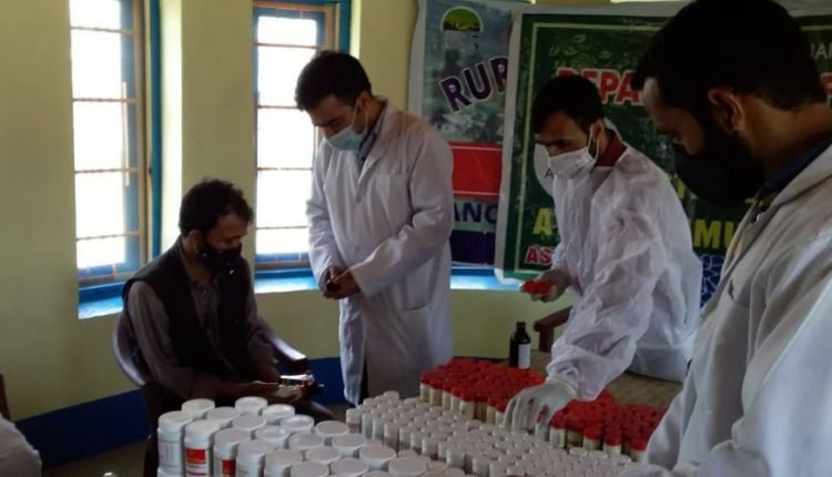 ISM (AYUSH) distributes immunity booster medicine among beneficiaries of Gangoo, Pulwama