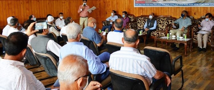 Forest Deptt, FCIK discuss promotion of wood based business in Kashmir