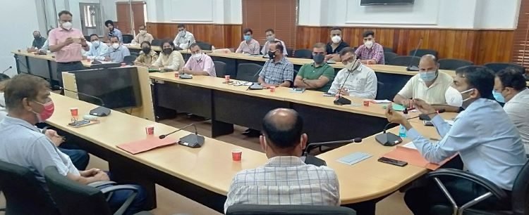 DC Jammu reviews disposal of public grievances, installation of oxygen plants