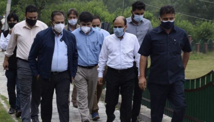 Advisor Baseer Khan visits Verinag, Dooru; calls upon public representatives to keep supporting in Covid mitigation