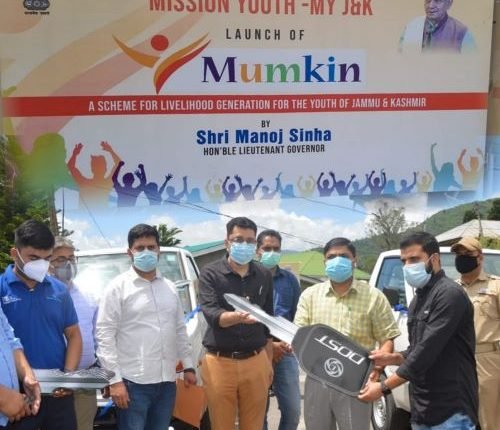 DDC Poonch launches Mumkin Scheme ; 8 unemployed Youth provided Commercial Vehicle