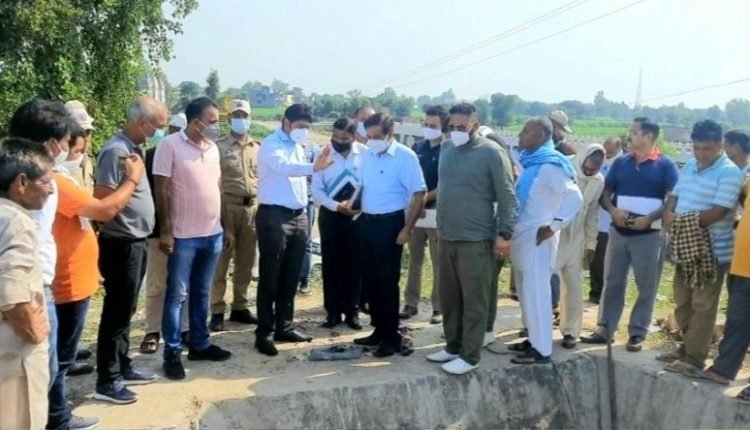 Div Com Dr. Raghav Langer tours border villages to inspect Irrigation facilities