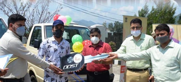 DC Poonch Inderjeet hands over keys of commercial vehicles to Mumkin Scheme beneficiaries