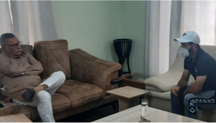 Cricketer Parvez Rasool calls on Advisor Farooq Khan