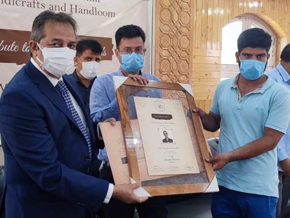 Advisor Baseer Khan confers awards to artisans in Handicrafts sector; Tribute to Golden Hands